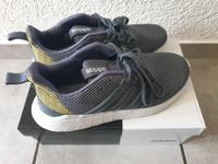 Adidas Quester Flow Schuhe grau/weiß/gold Gr. 42 2/3, UK 8 1/2 Niedersachsen - Burgwedel Vorschau