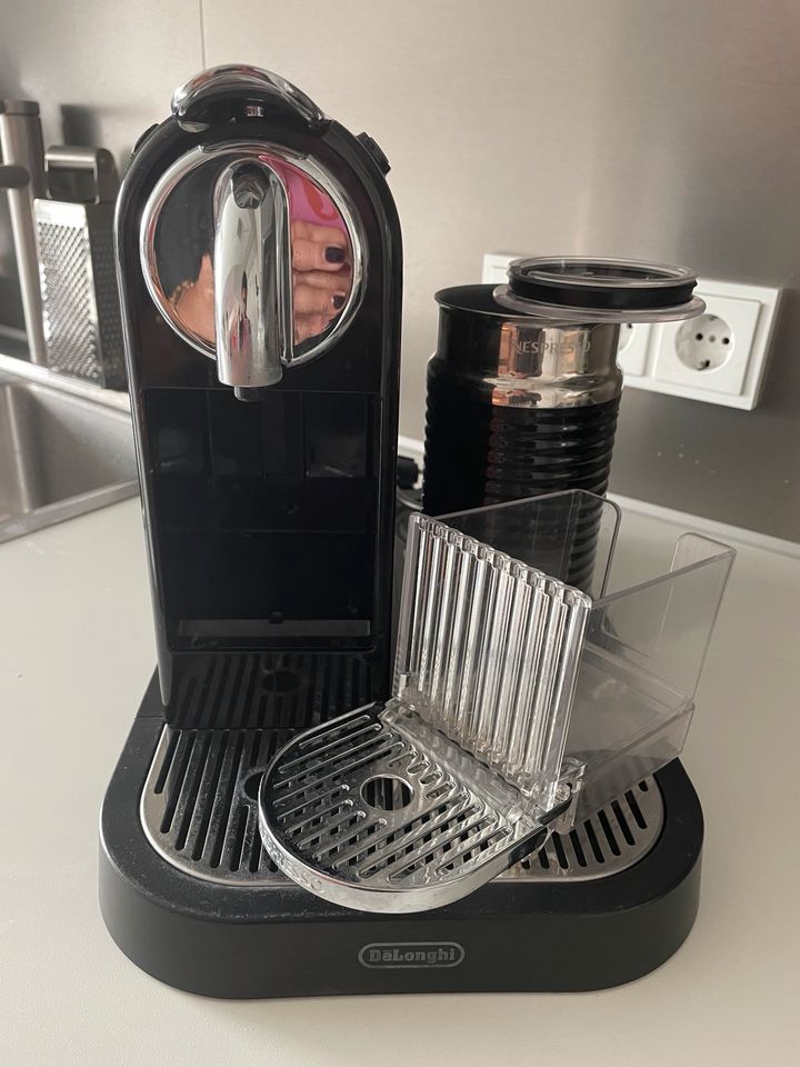 Nespresso Maschine mit Milchschäumer in Haar