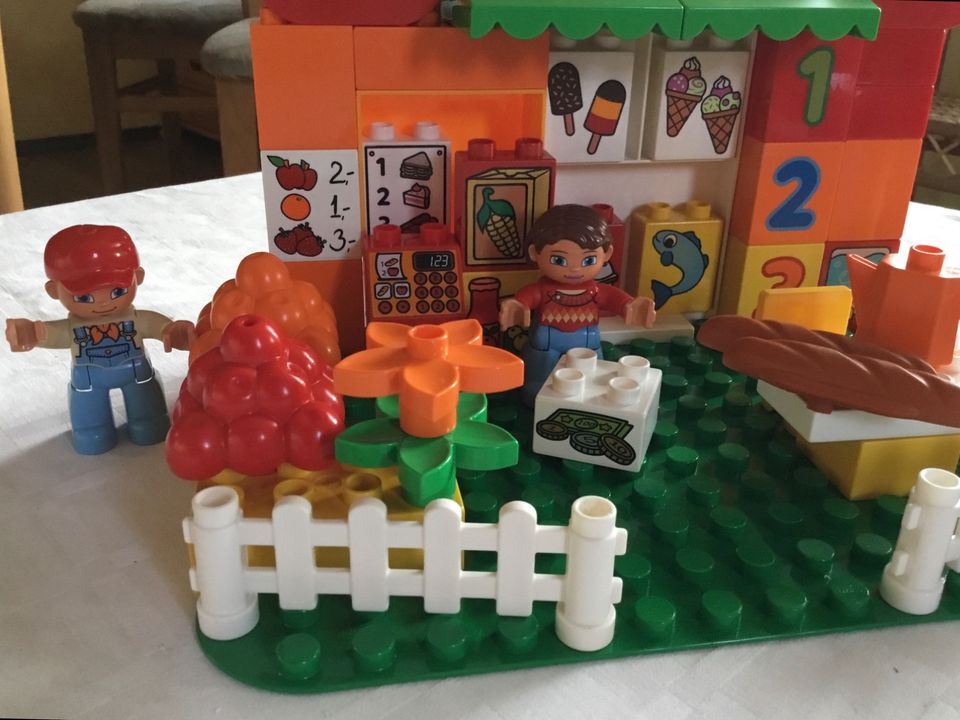 Lego Duplo Supermarkt - mit Bauplatte, Auto + Anhänger usw. in Niederwerrn