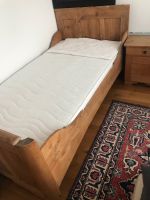 Antiquität Bett + Nachttisch voll Holz + neue Matratze Einzelbett Hessen - Seeheim-Jugenheim Vorschau