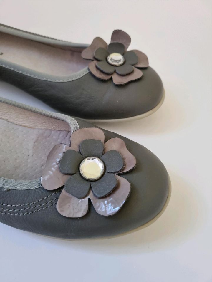 Richter Ballerinas Leder grau Blume glitzer Damen Mädchen 37 in Heringen (Werra)