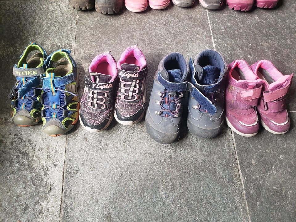 Schuhe in verschiedenen Größen. in Hermannsburg
