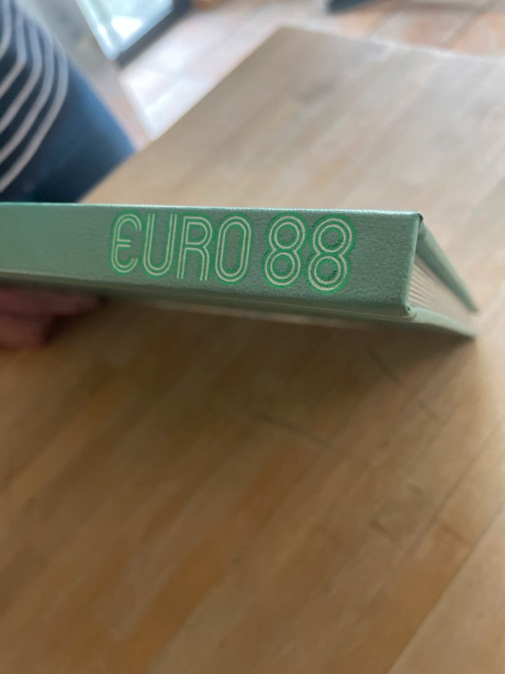 2 x Fußball Buch, Fussball Bücher, EURO 88 u. Fußball Weltgesch. in Neu-Anspach