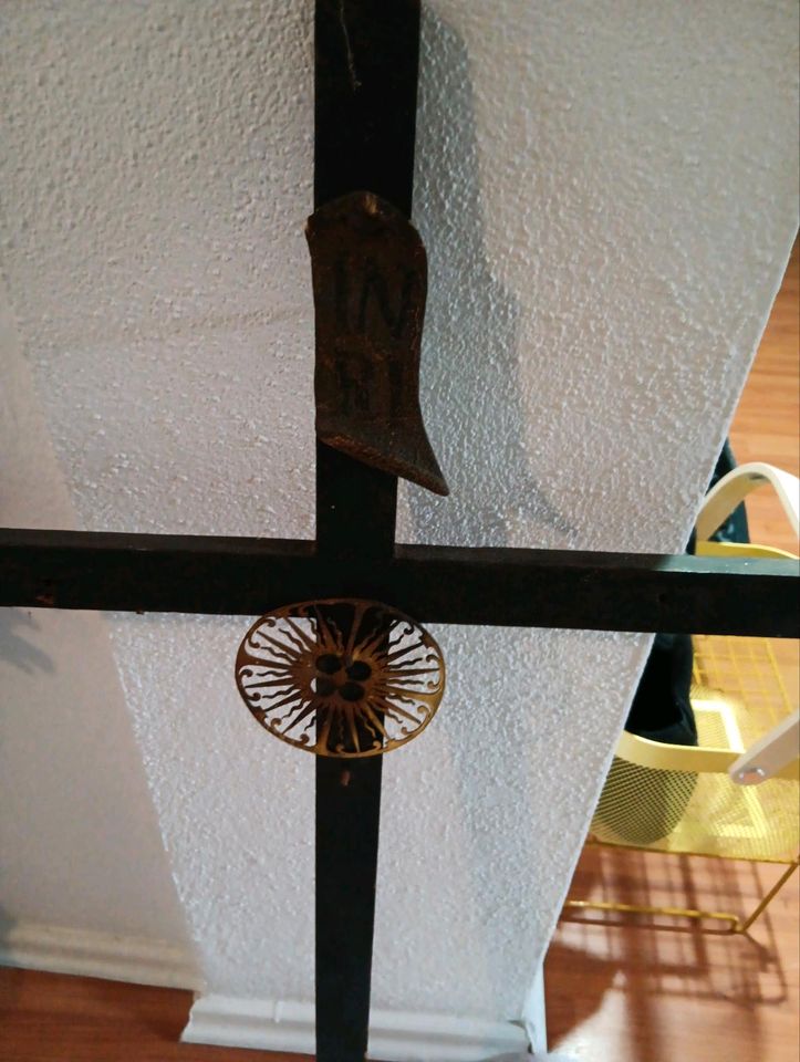 Alte Kreuze aus Holz .Sind beide je 80cm. in Oberammergau