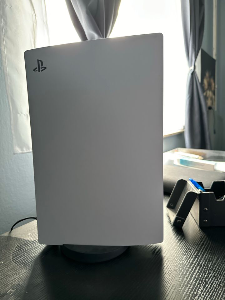 PlayStation 5 Digital Version + Ps5 Controller in Köln
