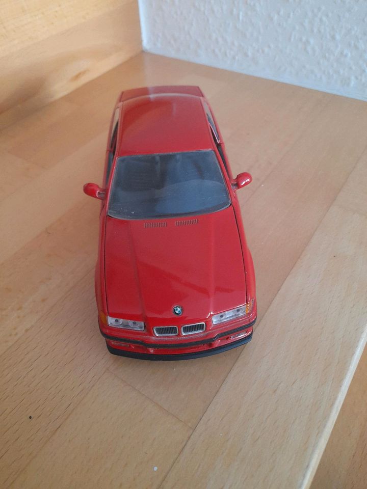 BMW Modellautos, 5 Stück, Größe 1:24, in Leingarten