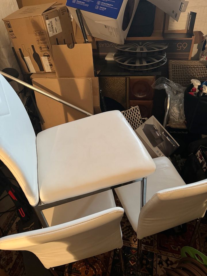 Stühle in weiß in Hameln