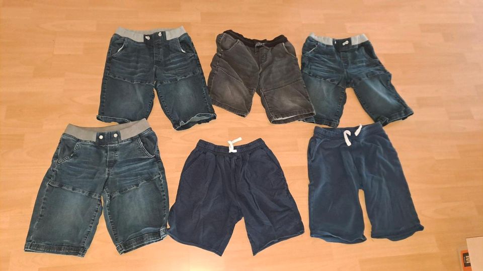 Paket mit 4 kurzen Jeans und 42 Sweathosen für Jungs in Gr. 158 in Glött