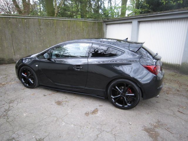 Opel Astra GTC OPC-Line Tüv-Neu schwarz 123t-Km R E D U Z I E R T in Herten