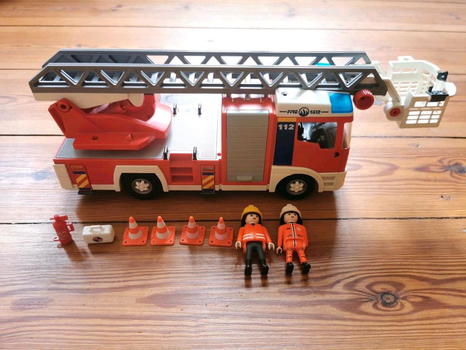 Playmobil Feuerwehr Drehleiter Licht-Sirene in Berlin