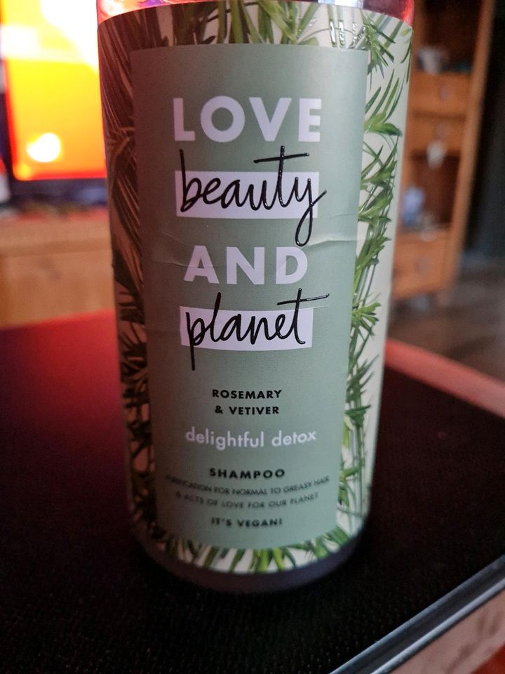 Love beauty and Planet shampoo rosemary vetiver vegan in Münchhausen