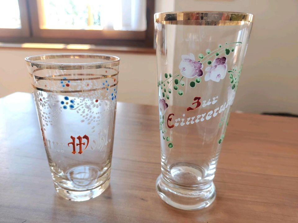 Zwei Gläser / Vasen mit Emaille-Malerei, antik, zusammen in Augsburg