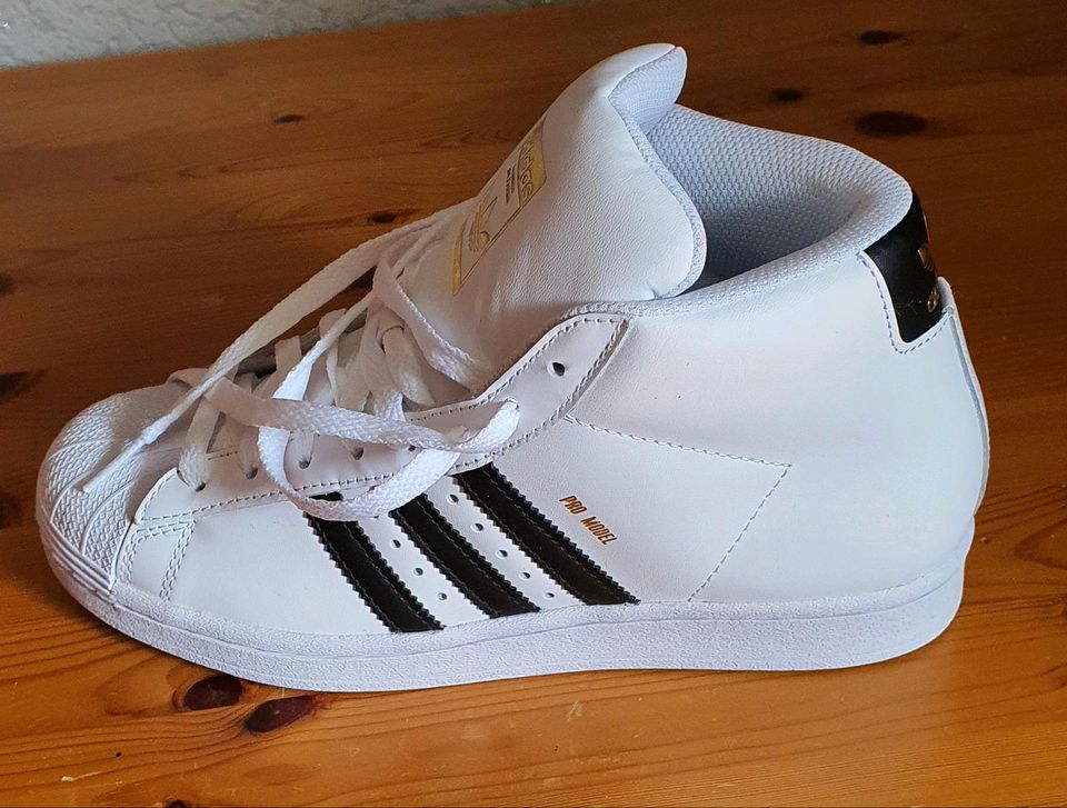 Knöchelhohe Adidas Schuhe in Saarbrücken