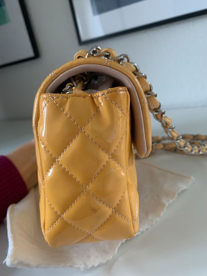Original CHANEL Mini Flap Bag gelb beige rosa Lackleder in Lemförde