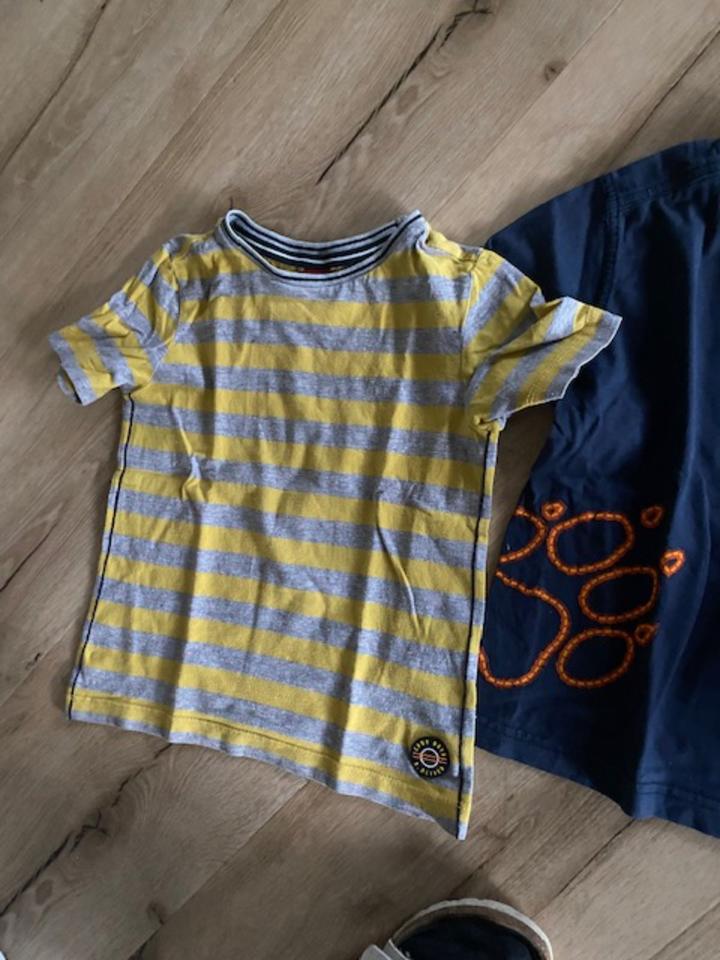 2-teiliges Kleiderpaket Kurzarmshirts Jungs Größe 116/122 in Forchheim