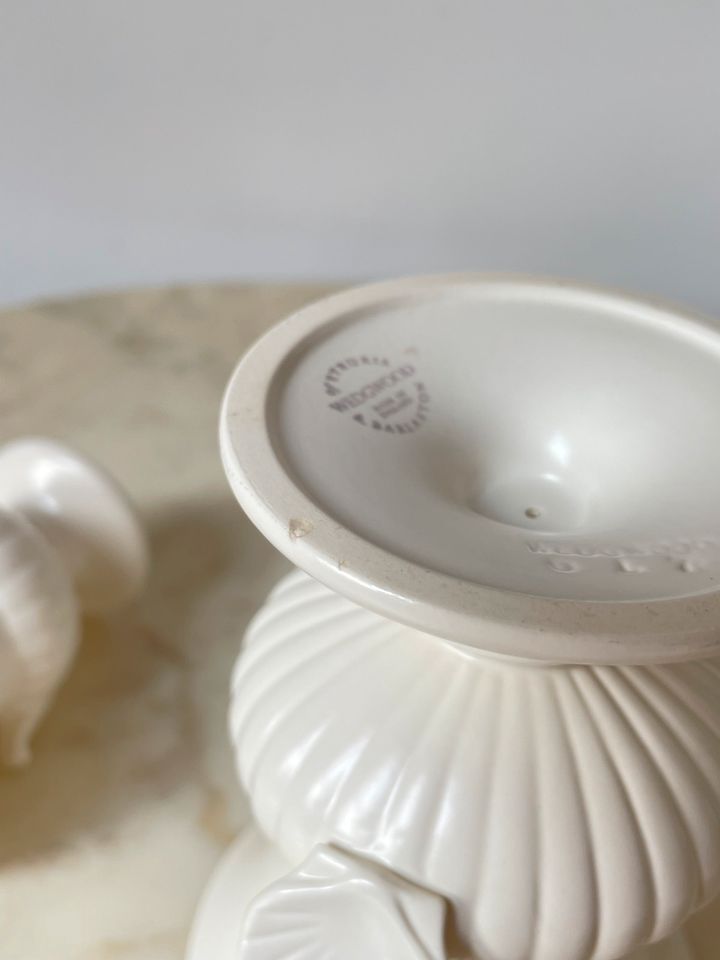 Wedgewood 2 klassische Etruria Barlaston Vasen weiß Keramik in Kiel