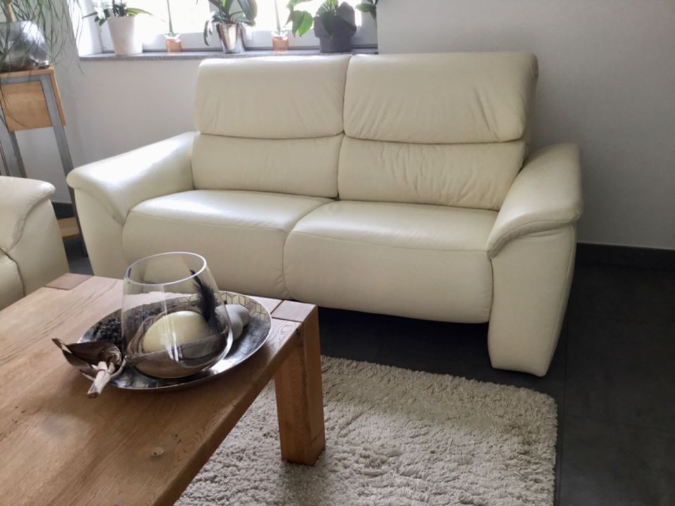 2-sitziges Sofa, Ledersofa cremeweiß Vollleder auch Rückwand in Eichenzell