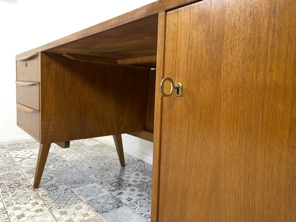 WMK Besonders schöner & gut erhaltener großer Mid-Century Schreibtisch , freistehend, mit Schubladen, Ausziehplatte & formschönen Holzgriffen # Arbeitstisch Desk Sekretär Bürotisch Vintage 50er 60er in Berlin