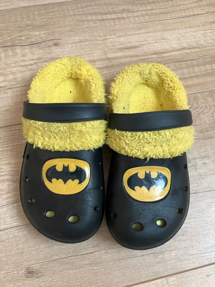 gefütterte Batman Crocs in Größe 28/29 in Paderborn