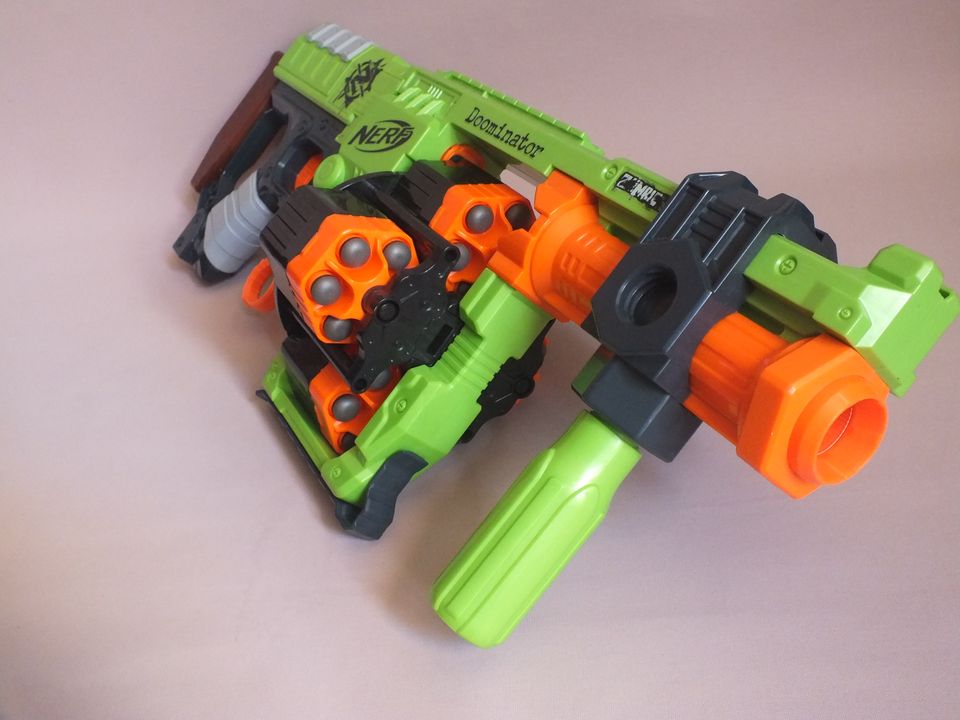 Nerf Zombie Strike Doominator in Freiberg