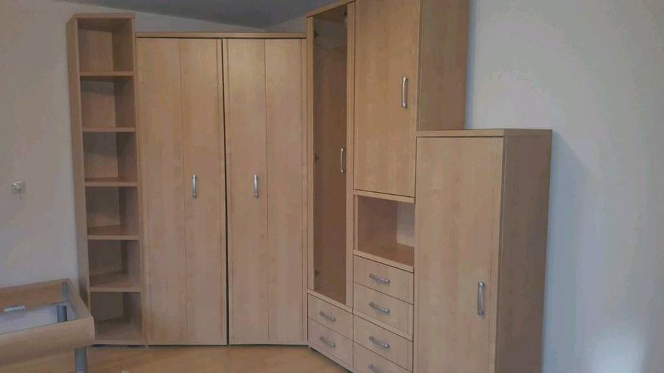 Kinderzimmer Schreibtisch  eckkleiderschrank bett in Feuchtwangen