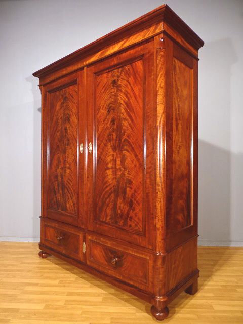 GROSSER BIEDERMEIER SCHRANK - HAMBURG UM 1850 / MAHAGONI in Leipzig