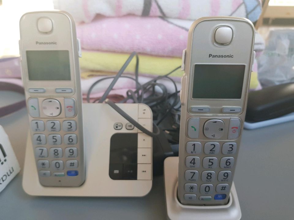 Panasonic Telefon mit Anrufbeantworter u Zusatzgerät in Zornheim