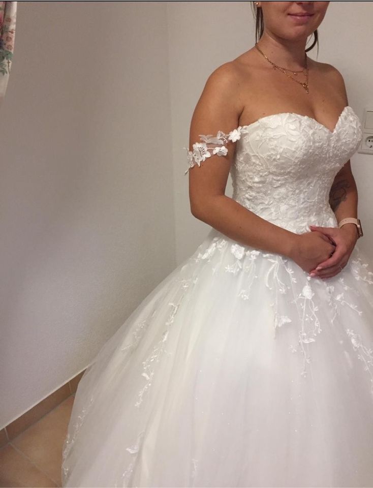 Brautkleid Hochzeitskleid Größe 36-38 in Lahnau
