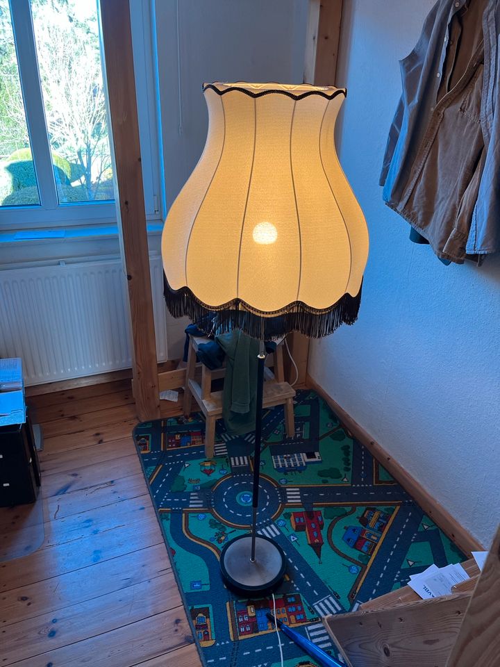 Antike Stehlampe in Berlin