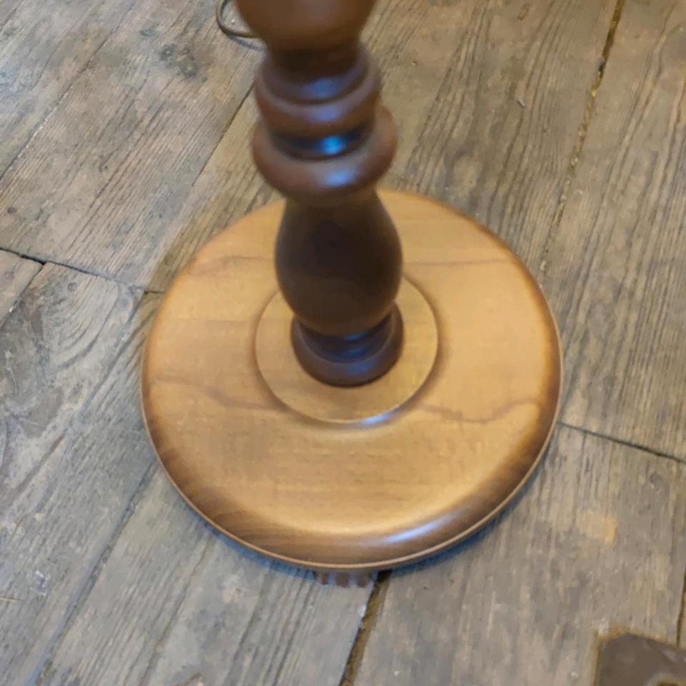 Antike Stehlampe mit großem Lampenschirm massivholz Messing in Braunfels
