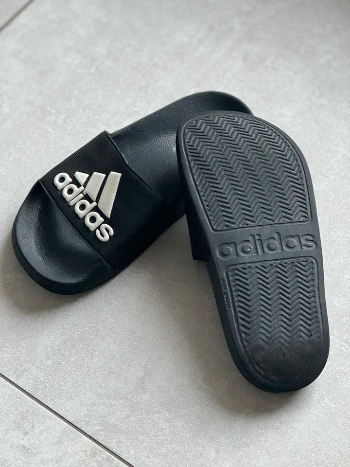 Adidas Pantoffeln für Kinder in Gr.36 in Wuppertal