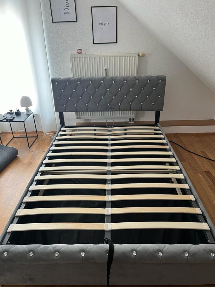 Bett 140x200 grau samt mit Stauraum und Lattenrost in Konstanz