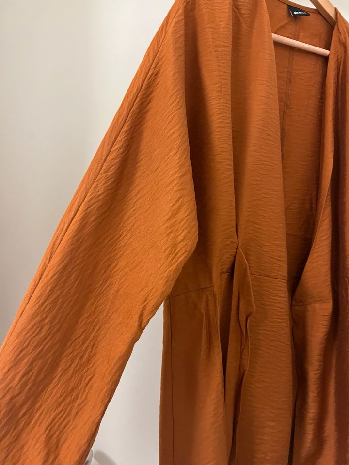 braune Bluse Wickelkleid mit Bindegürtel von GinaTricot in Düsseldorf