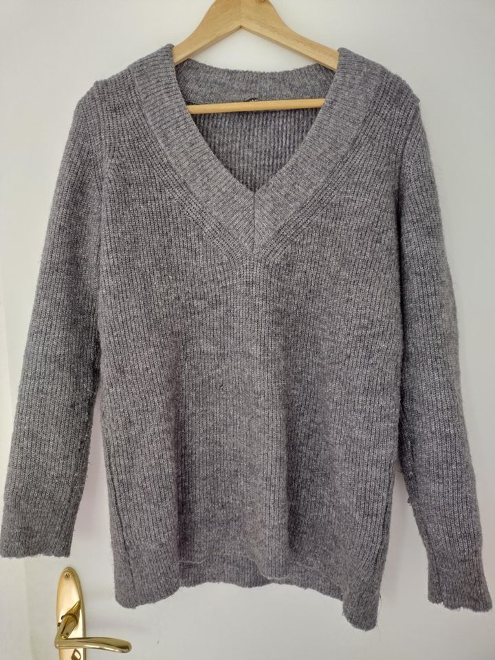 Zara Knit Pullover Grau V Ausschnitt Wolle in Berlin