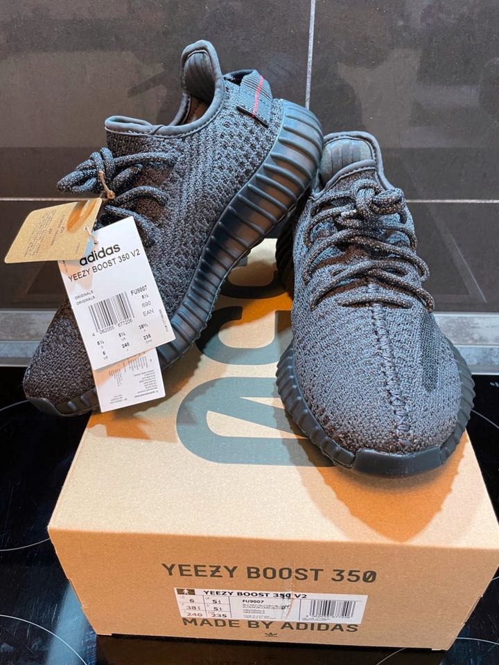 Yeezy Boost 350 V2 Triple Black RF - Gr. 38 2/3 - Rechnung adidas in Berlin