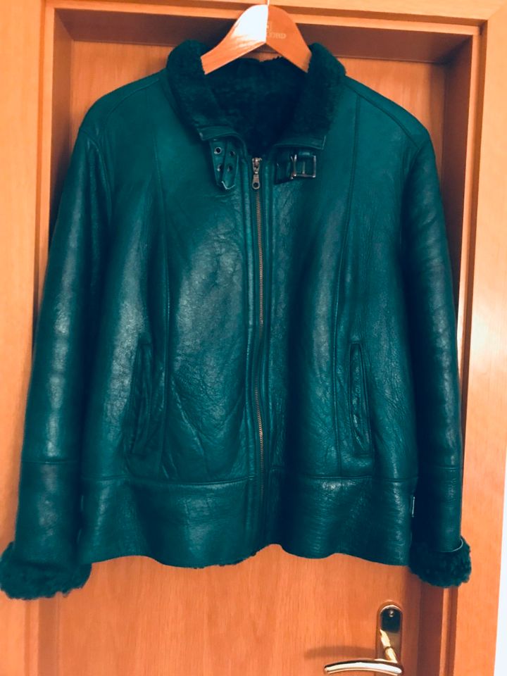 kuschelige dunkelgrüne Lederjacke mit echtem Innenfell, Gr. 38/40 in Bergisch Gladbach