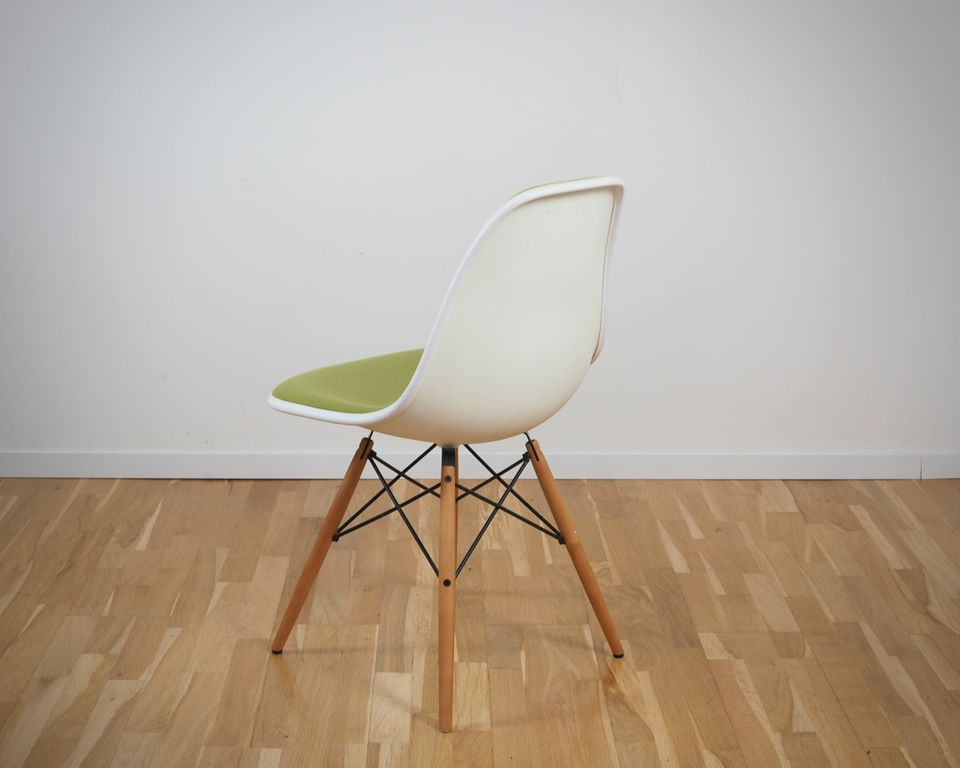 Vitra Eames Plastic Side Chair DSW mit Vollpolster grün in Stuttgart
