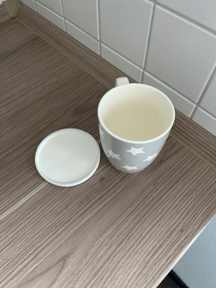 Tasse mit Deckel, grau mit weißen Sternen in Duisburg