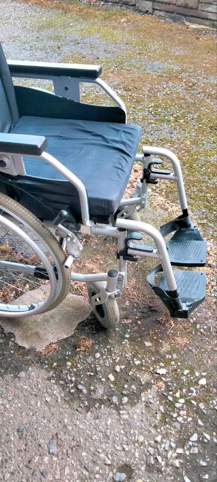 Rollstuhl mit abnehmbaren Einzelteilen in Duisburg