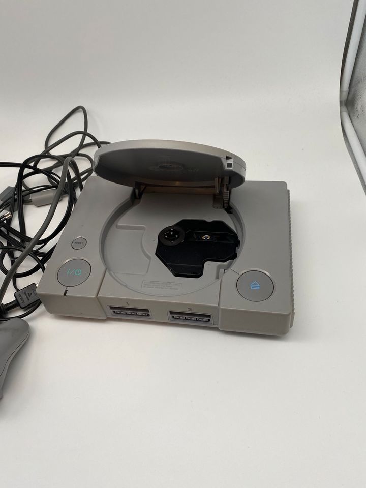 Playstation 1 Ps1 grau Vintage mit Controller in Probsteierhagen