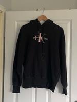 2 Hoodies Calvin Klein und Hilfiger Nordrhein-Westfalen - Neuss Vorschau