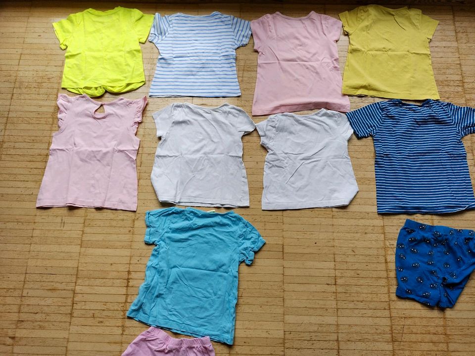 Shirts 1/2 Gr. 98/104 Mädchen 8 + 1 teilw. mit Shorts in Kempen