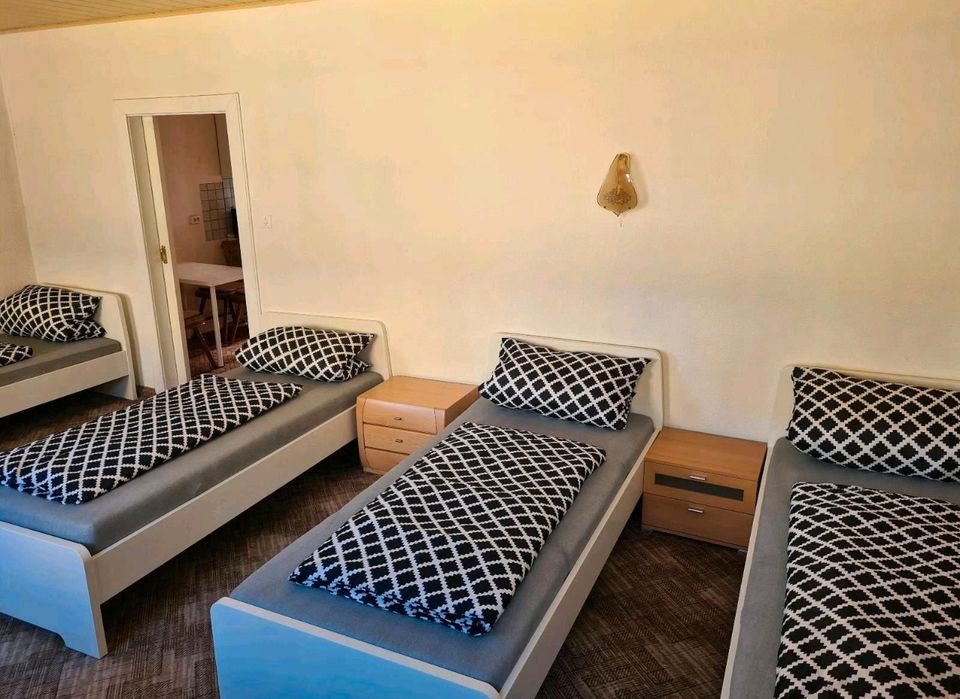 Pension Monteurzimmer Übernachtung Bett möbliertes Zimmer Schlaf. in Kamenz