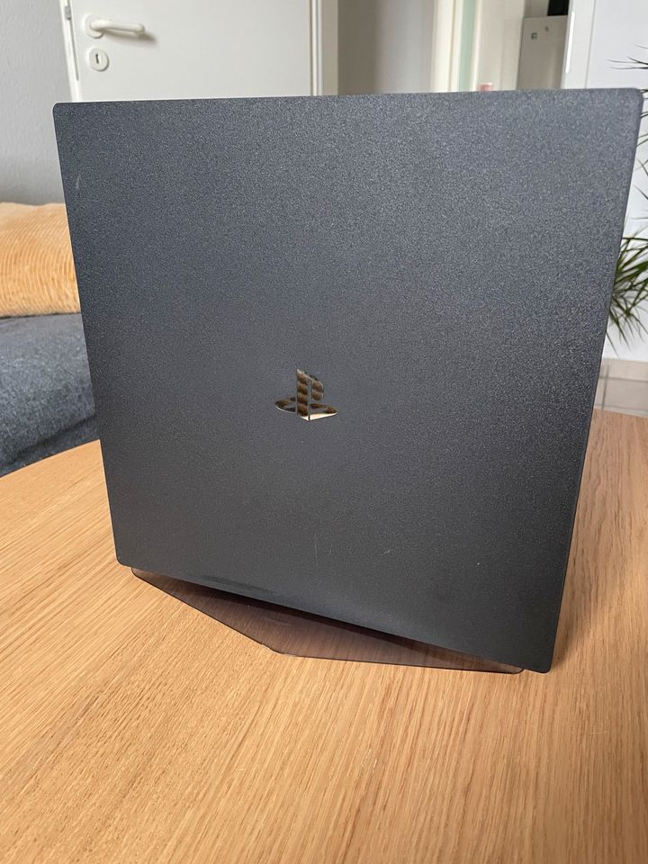 PlayStation 4 Pro mit 2TB und 3 Controller in Düsseldorf