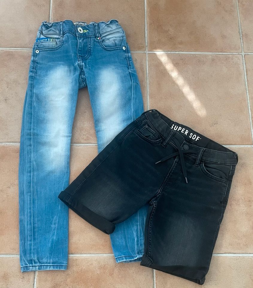 2 Jeans - Vingino lang blau, H&M kurz schwarz, Jungen, Gr.7/128 in Hamburg