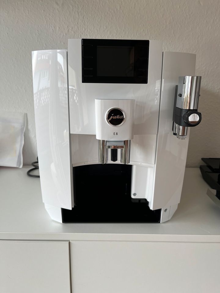 Jura E8 Kaffeeautomat in Niedernhausen