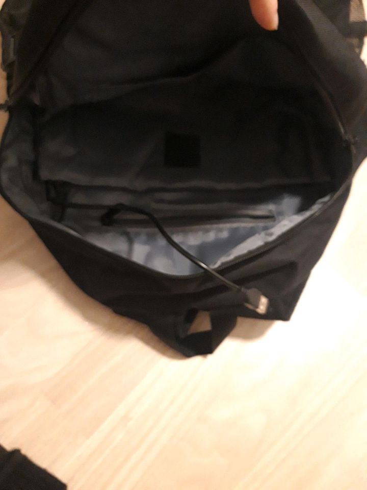 Rucksack/Schulrzanzen mit USB-Anschluss in Sereetz