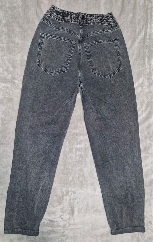 Ungetragene Mom-Jeans von Pull & Bear. Grau. Gr. 34. in Stuttgart