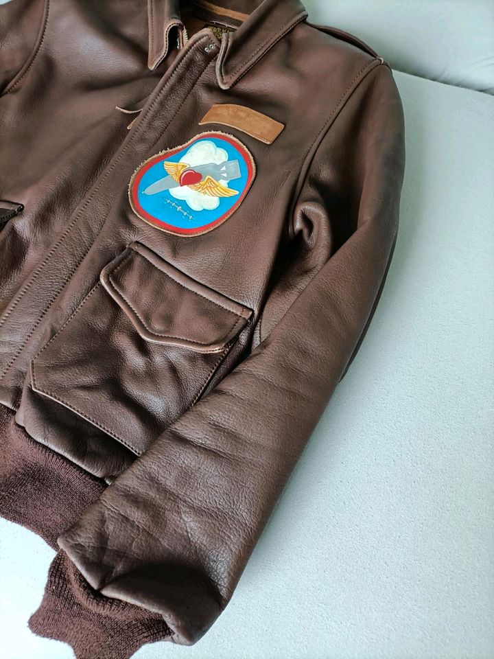 A-2 Fliegerjacke mit handbemaltem Lederpatch in Berlin