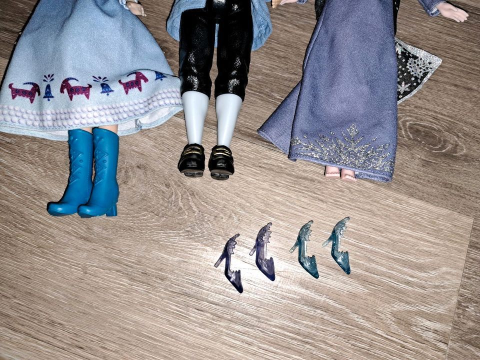 Anna Elsa Christoph Olaf Eiskönigin Hasbro Barbie Puppen in Hürth